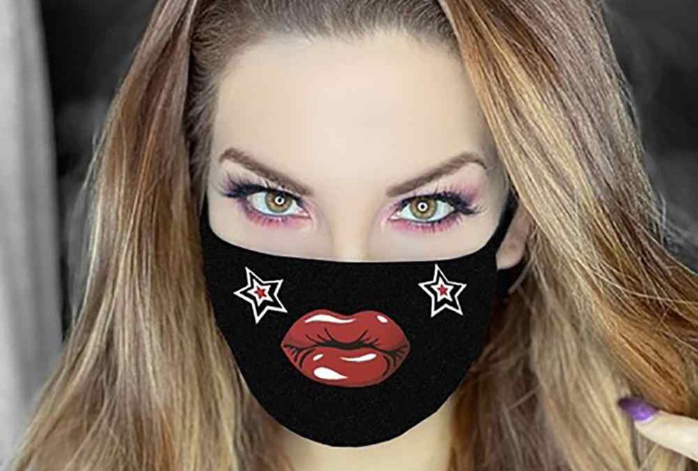 Quitándose la mascarilla